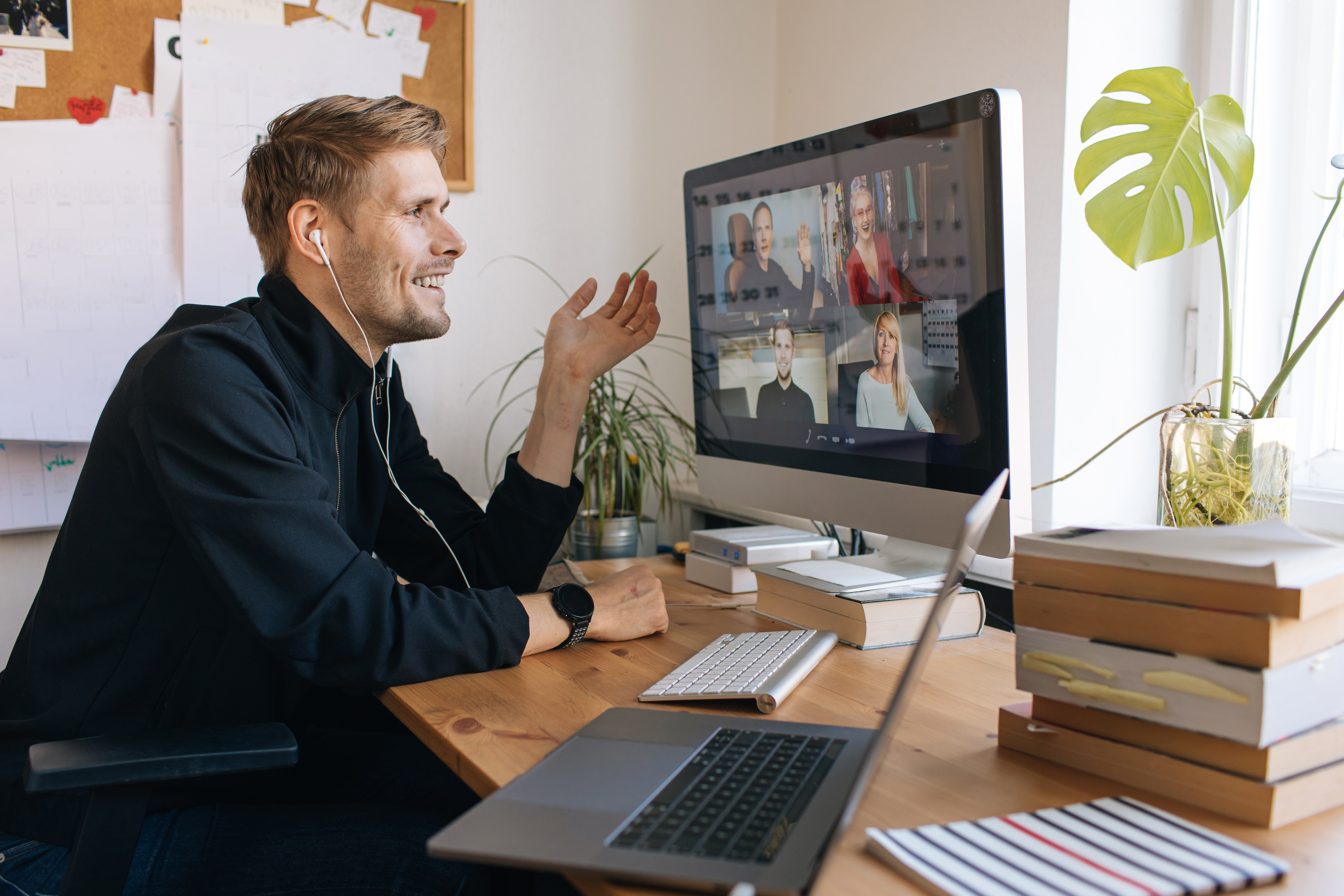 Bilde av en mann som jobber på hjemmekontor i et videomøte
