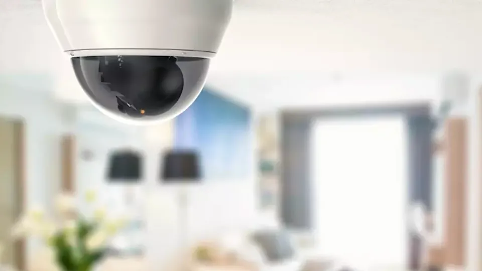 Dome-overvågningskamera monteret på loft over sløret indre rum.
