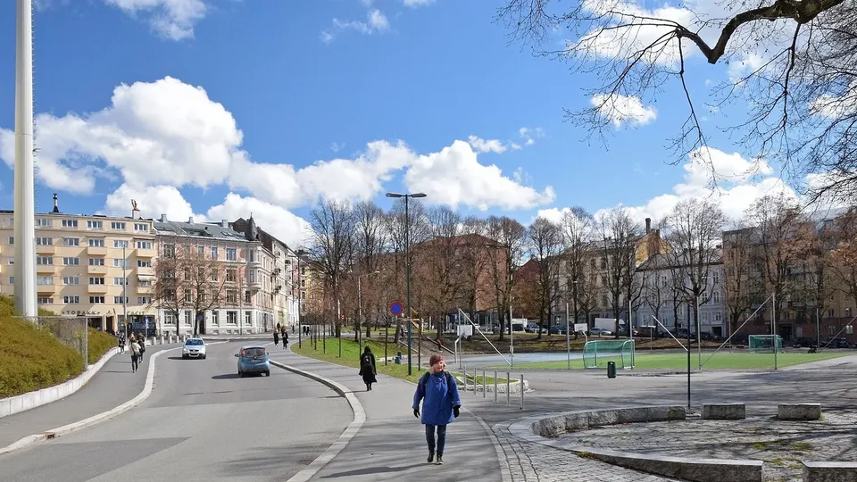 Parkområde omringet av bygninger på Bislett i Oslo.