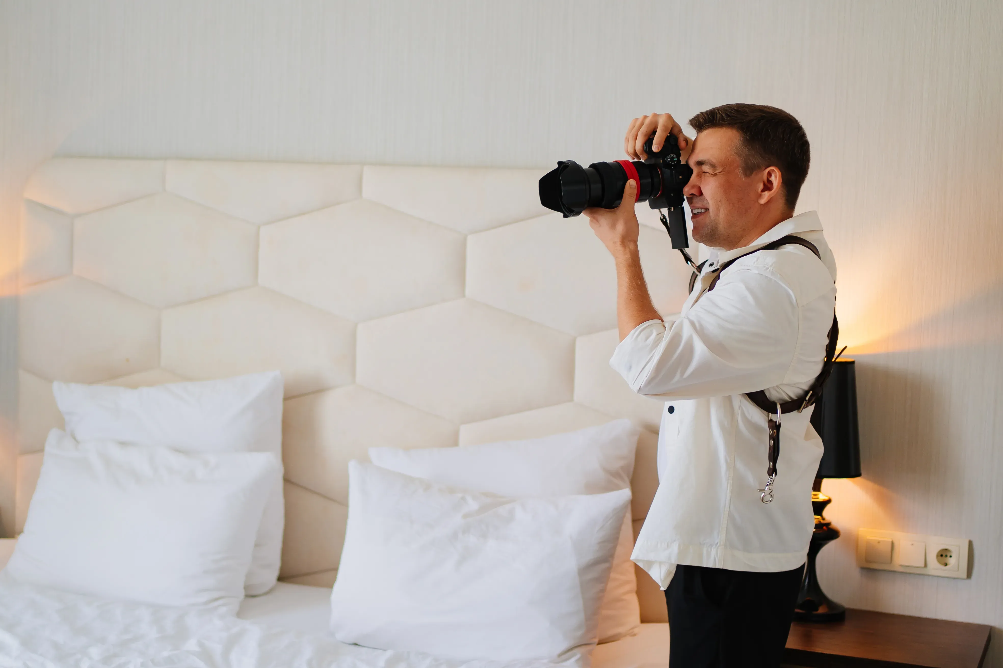 Boligfotograf fotograferer et soverom før boligen legges ut for salg.