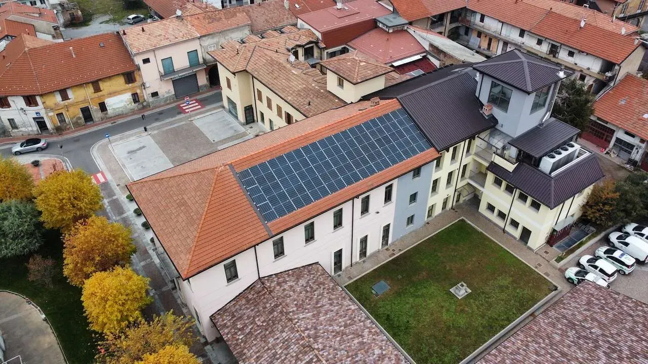 Vista aerea di un edificio con pannelli solari sul tetto.