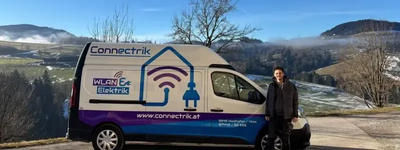 Connectrik e.U. – Firmenfahrzeug mit Aufschrift 'WLAN & Elektrik' vor winterlicher Berglandschaft