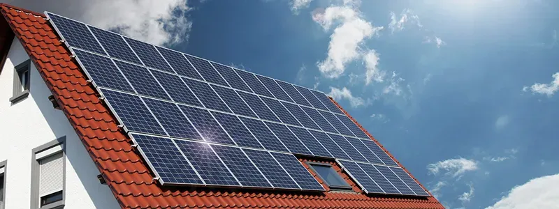 Auf einem mit roten Ziegeln gedeckten Hausdach installierte Solarmodule.