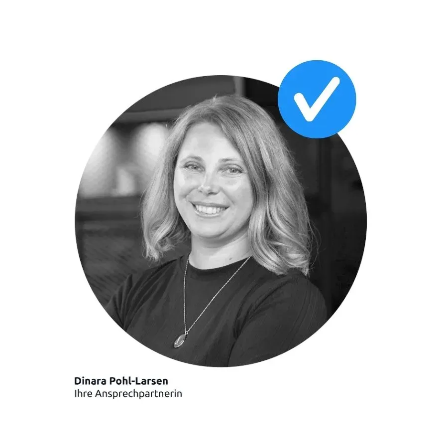 Dinara Pohl-Larsen, Partner Manager für Elektriker.at, lächelt in die Kamera mit verifiziertem Häkchen-Abzeichen.