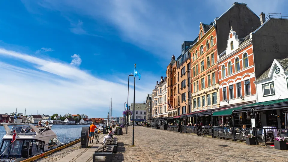 Finn eiendomsmegler i Haugesund: Utsikt over indre havn med bygårder og småbåthavn.