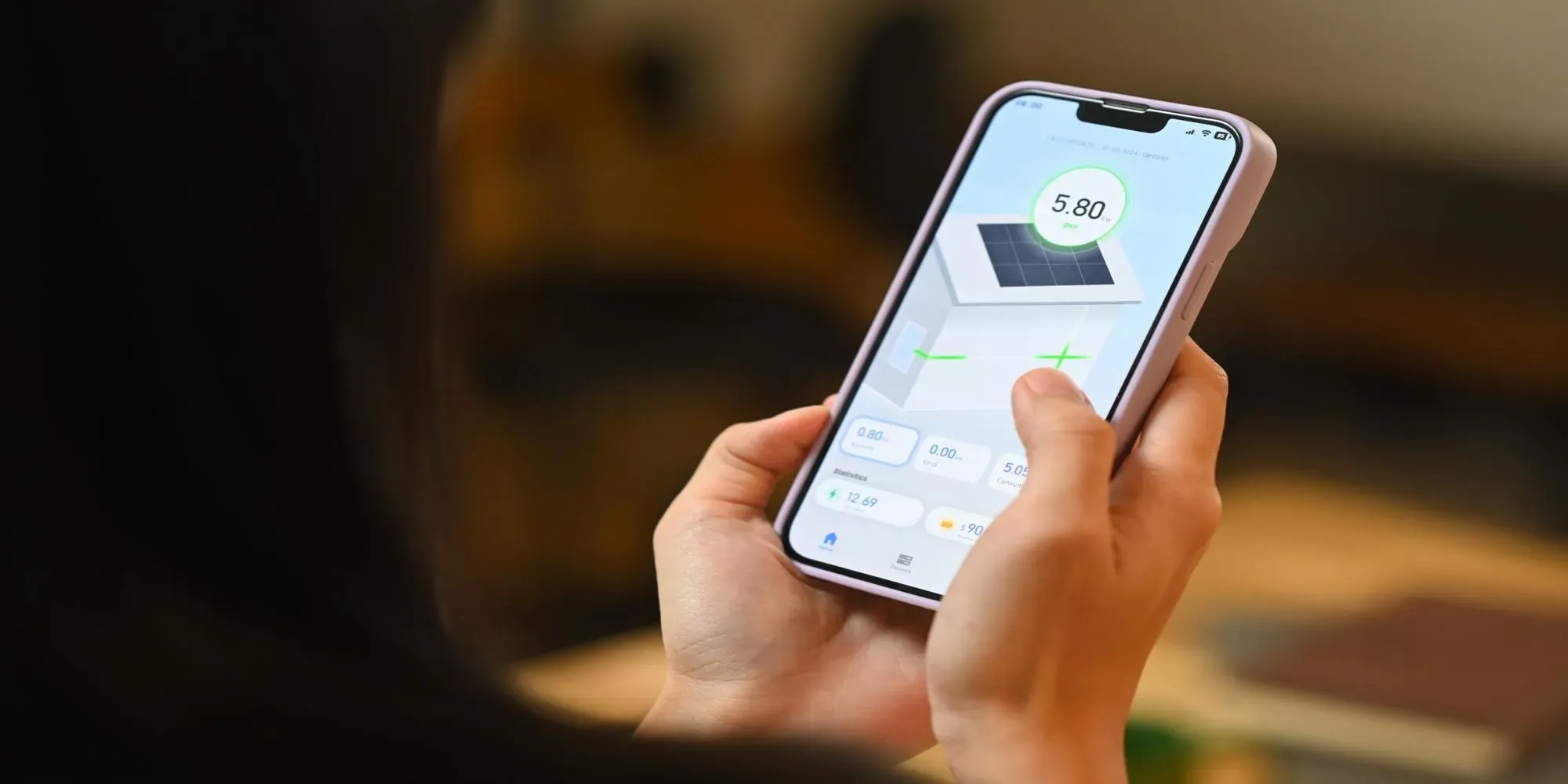 Person hält Smartphone mit Solar-Energie-Überwachungs-App und 5,80-kWh-Anzeige.