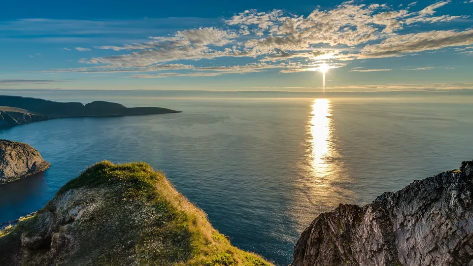 Kystlandskap med havutsikt i Finnmark; en region med variert boligmarked og eiendomsmeglere.