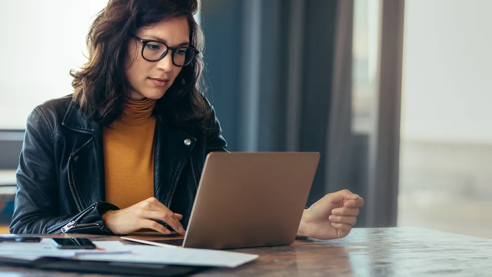 En kvinde kigger på sin computer