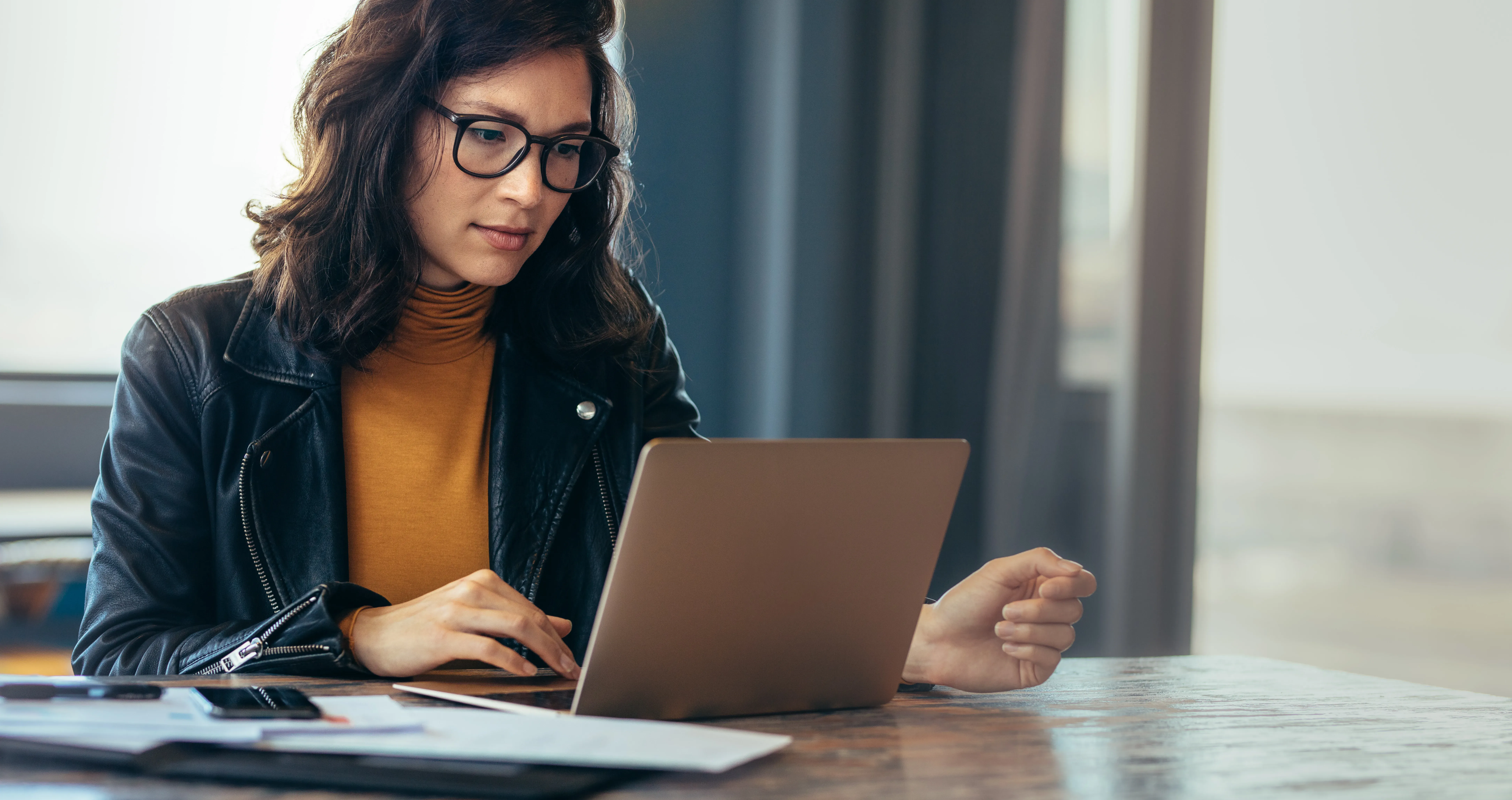 En kvinde kigger på sin computer