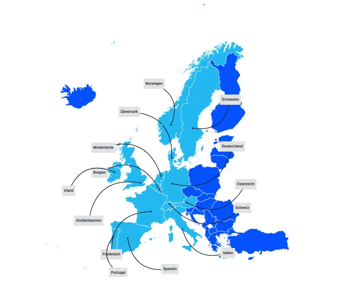 Europakarte mit Stromnetzbindungen zwischen Ländern in Blau- und Hellblautönen.