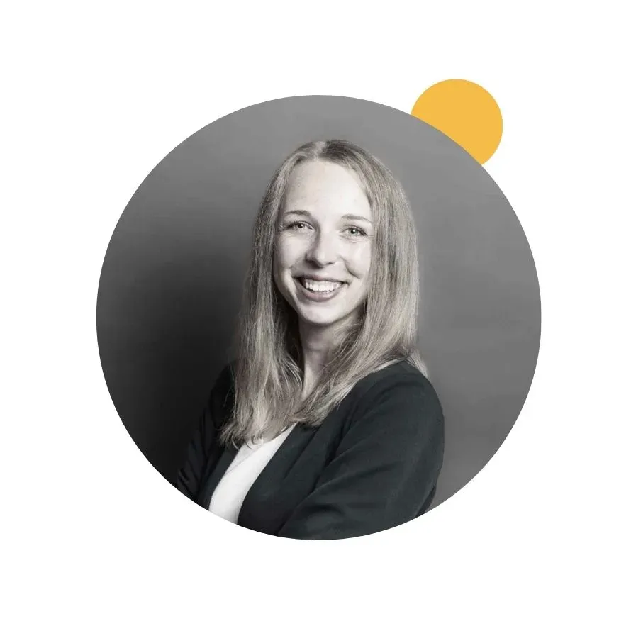 Professionelles Porträtfoto von Manuela Azim Zadeh, Pressekontakt Photovoltaikanlage.at.
