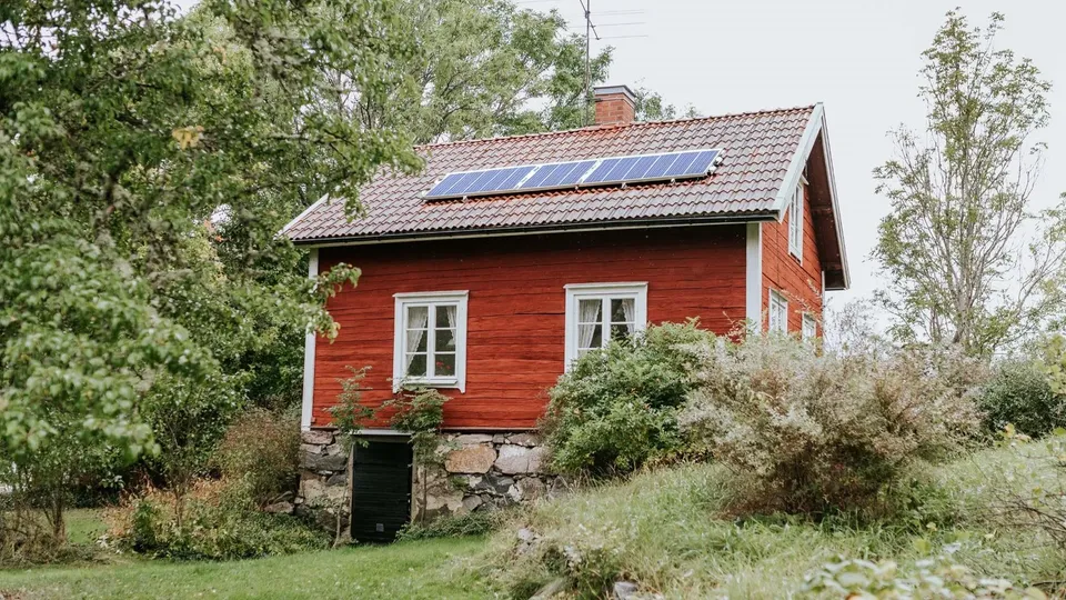 En gammal stuga utan el som nu har solceller.