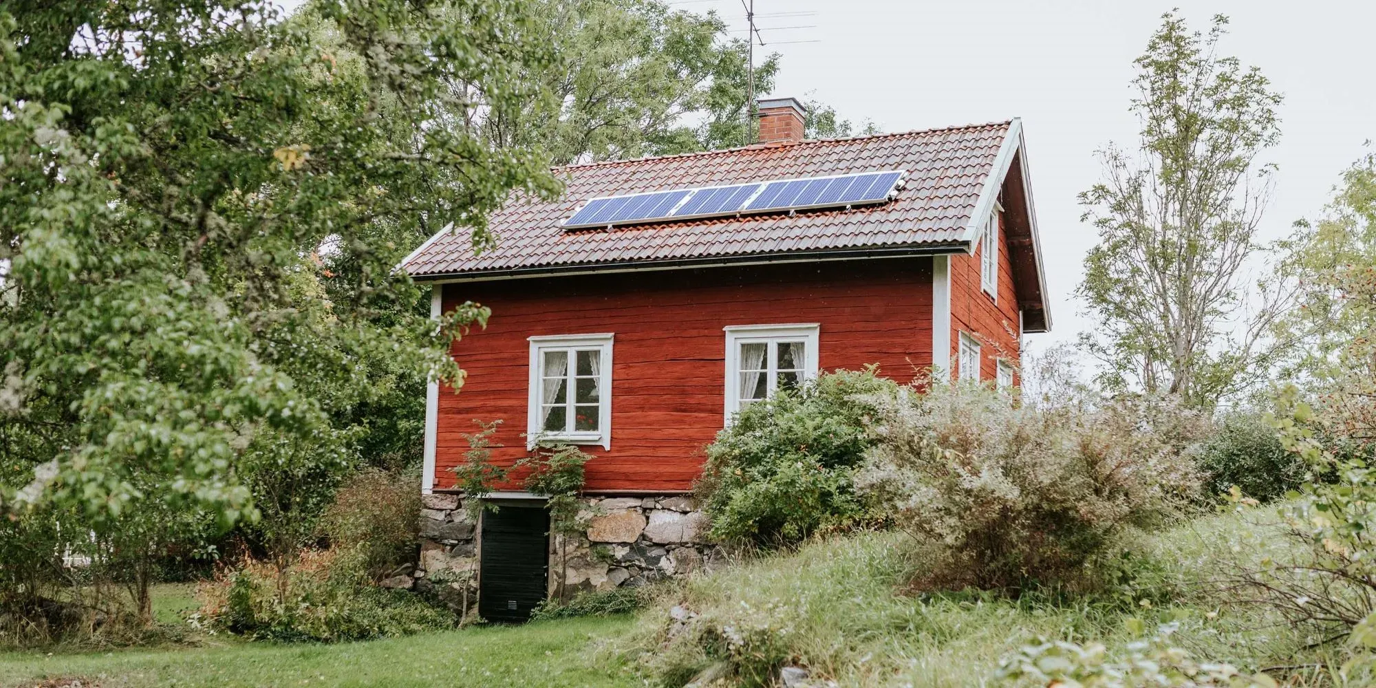 En gammal stuga utan el som nu har solceller.