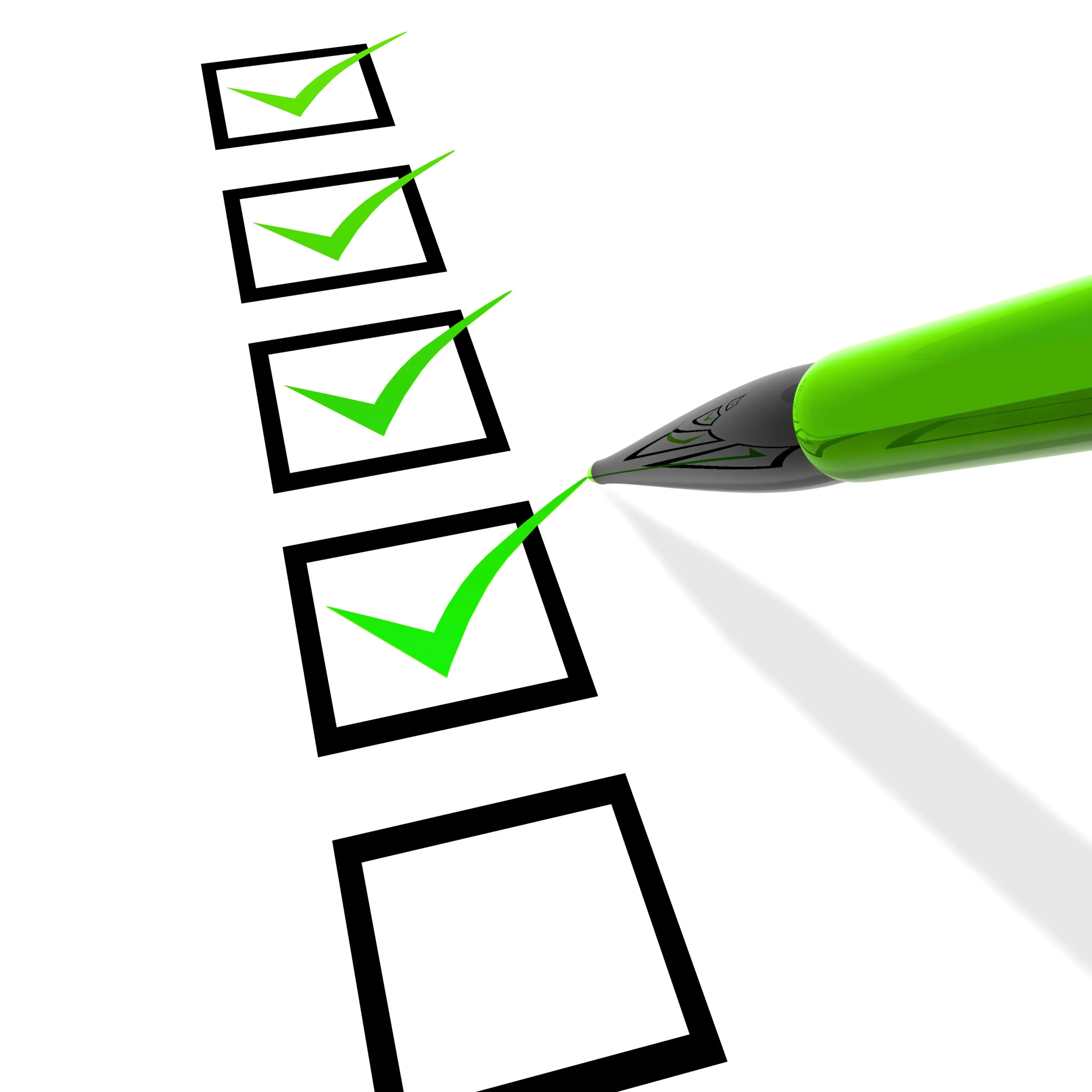 Grüner Stift markiert Häkchen auf einer Checkliste mit vier ausgefüllten und einem leeren Kästchen.
