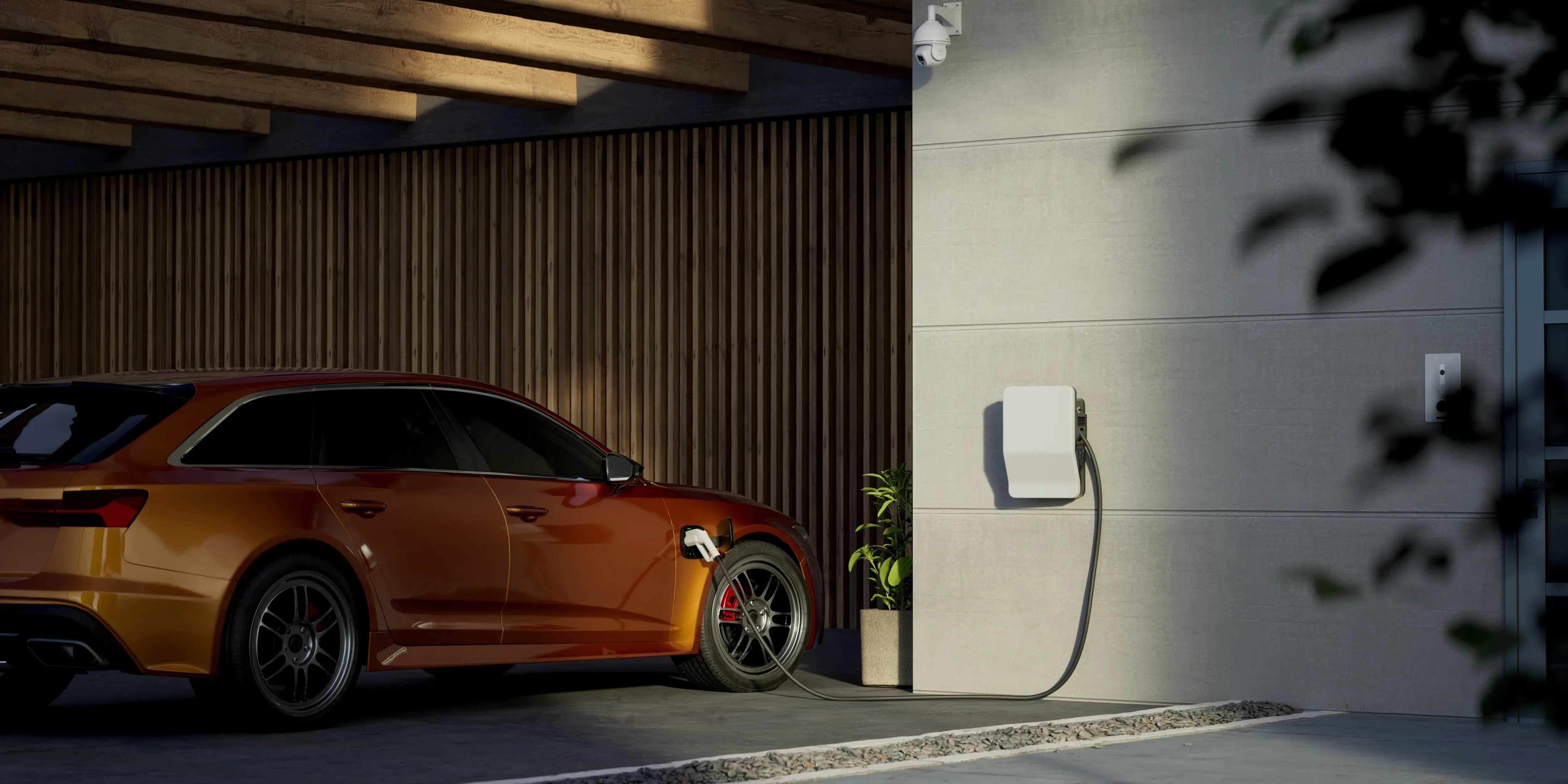 Rotes Auto lädt an einer Elektrofahrzeug-Ladestation.