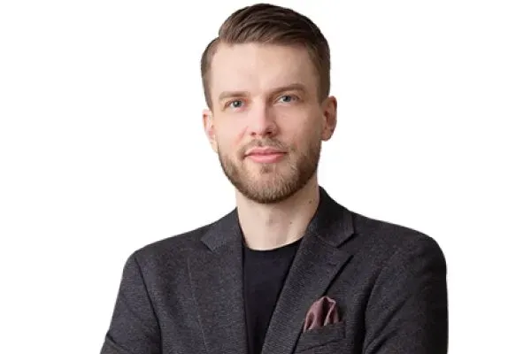 Mäklaren Adam Collin hos Erik Olsson Fastighetsförmedling Täby.