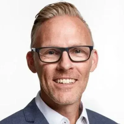 Mäklaren Adam Formgren hos Länsförsäkringar Fastighetsförmedling Vallentuna.