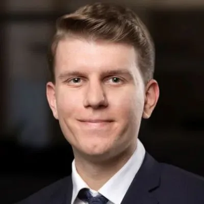 Mäklaren Adrian Malak hos Notar Älvsjö.