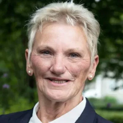Agneta Öfverholm hos Öfverholms Fastighetsförmedling.