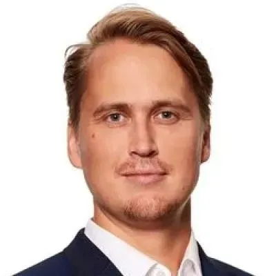 Mäklaren Alexander Danielsson hos Länsförsäkringar Fastighetsförmedling Enskede.