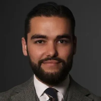 Mäklaren Alexander Luhmer-Berglund hos Svensk Fastighetsförmedling Stockholm Vasastan.