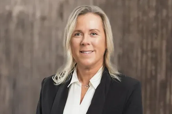 Mäklaren Alexandra Bjuhr hos Erik Olsson Hovås.