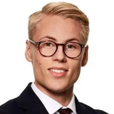 Mäklaren Alfred Gunnarsson hos Länsförsäkringar Fastighetsförmedling Enskede.