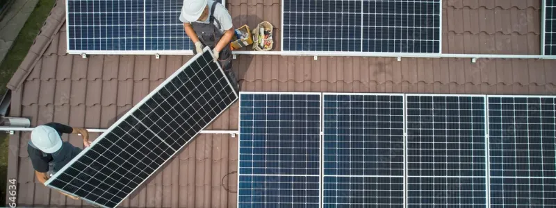 Trabalhadores instalando painéis solares num telhado residencial.