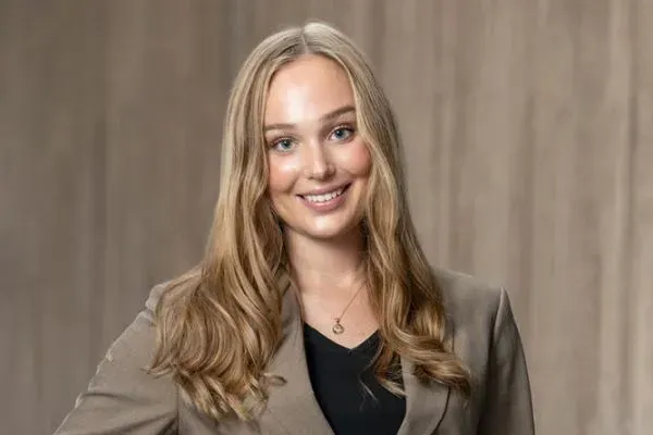 Mäklaren Amanda Mattson hos Erik Olsson Hovås.