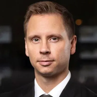 Mäklaren Andreas Rosenberg hos Notar Älvsjö.