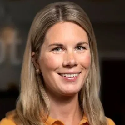 Mäklaren Angela Hamstad hos Notar Älvsjö.