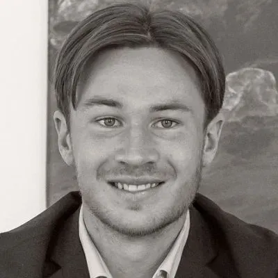 Mäklaren Anton Lind hos MOHV Halmstad.