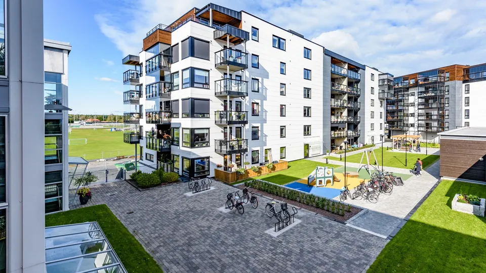 Moderne boligkompleks med leiligheter, uteområder og sykkelparkeringer.