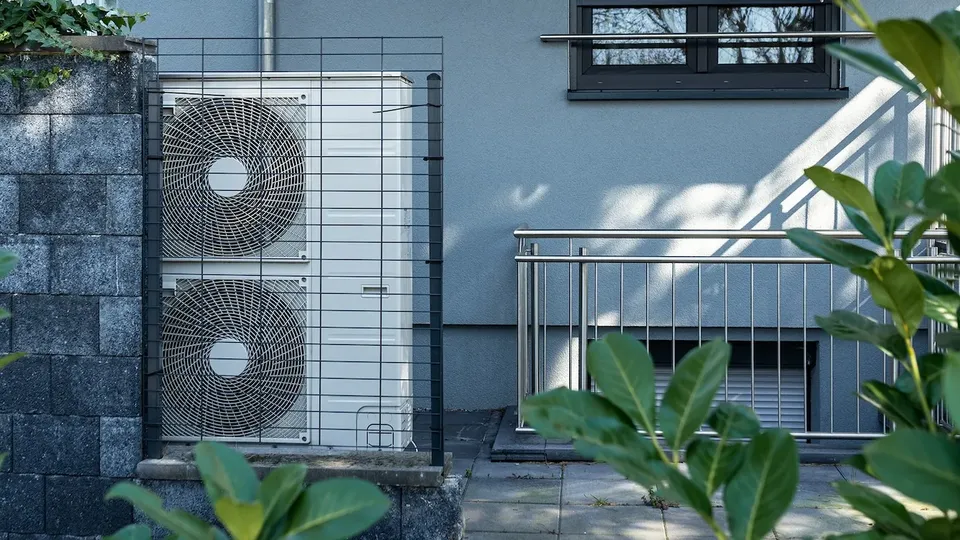 Due unità esterne di pompe di calore montate sulla parete esterna dell'edificio.