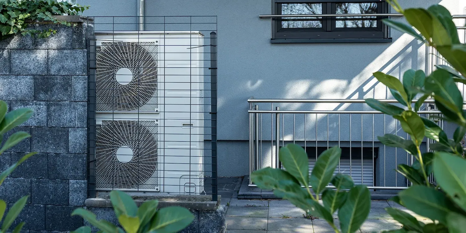 Due unità esterne di pompe di calore montate sulla parete esterna dell'edificio.