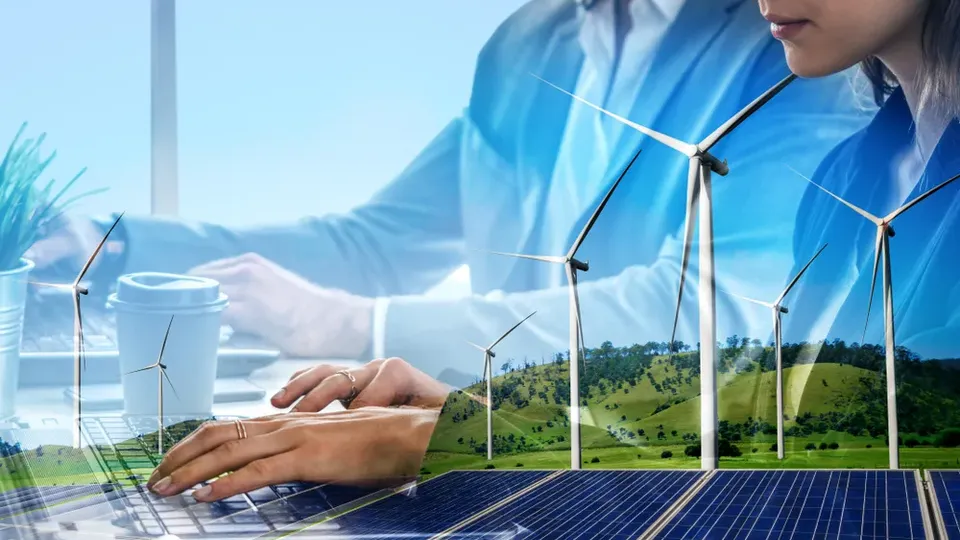 Professionisti aziendali esaminano infrastrutture di energia rinnovabile con turbine eoliche e pannelli solari.