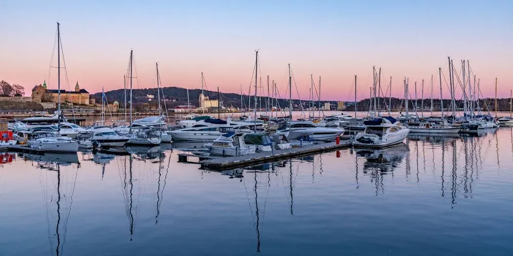 Bilde av Aker brygge med Akershus festning i bakgrunnen.