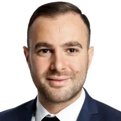 Mäklaren Benjamin Akyol hos Länsförsäkringar Fastighetsförmedling Göteborg Nordost.