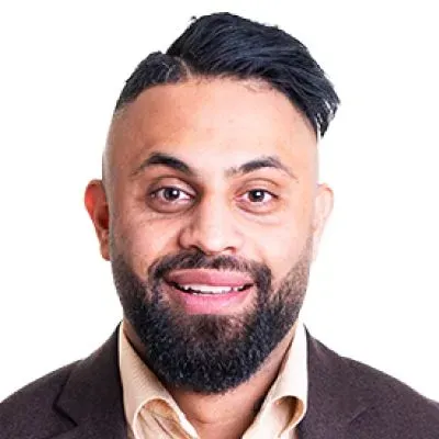 Mäklaren Benjamin Alizadeh hos SkandiaMäklarna Uppsala.