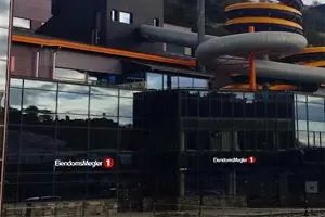 Bilde av glassfasaden til Eiendomsmegler 1 Bergen Vest