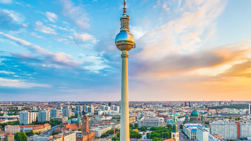 Berliner Fernsehturm über der Innenstadt