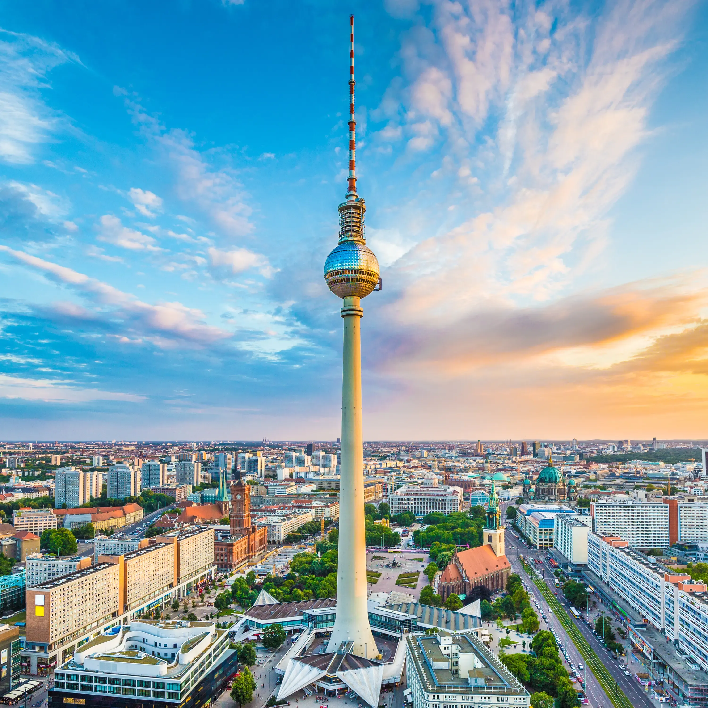 Berliner Fernsehturm über der Innenstadt
