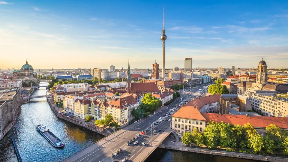 Luftaufnahme der Berliner Skyline mit Fernsehturm, Flüssen und historischen Gebäuden.