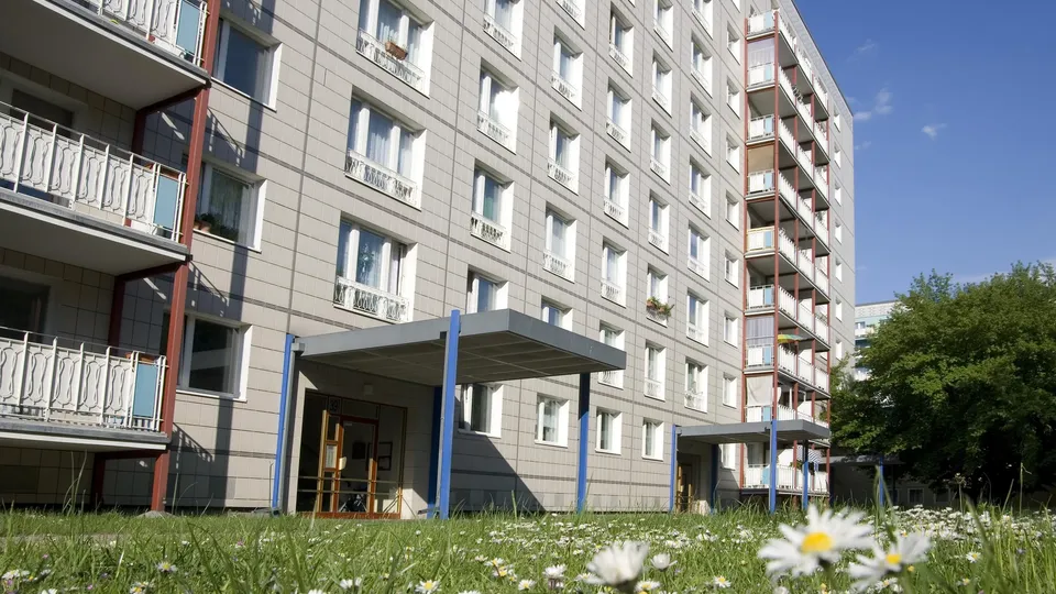 Wohnblock mit Balkonen und blühender Wiese in Berlin-Friedrichsfelde