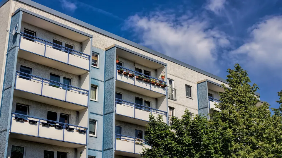 Modernes Wohngebäude mit Balkonen in Berlin-Hellersdorf
