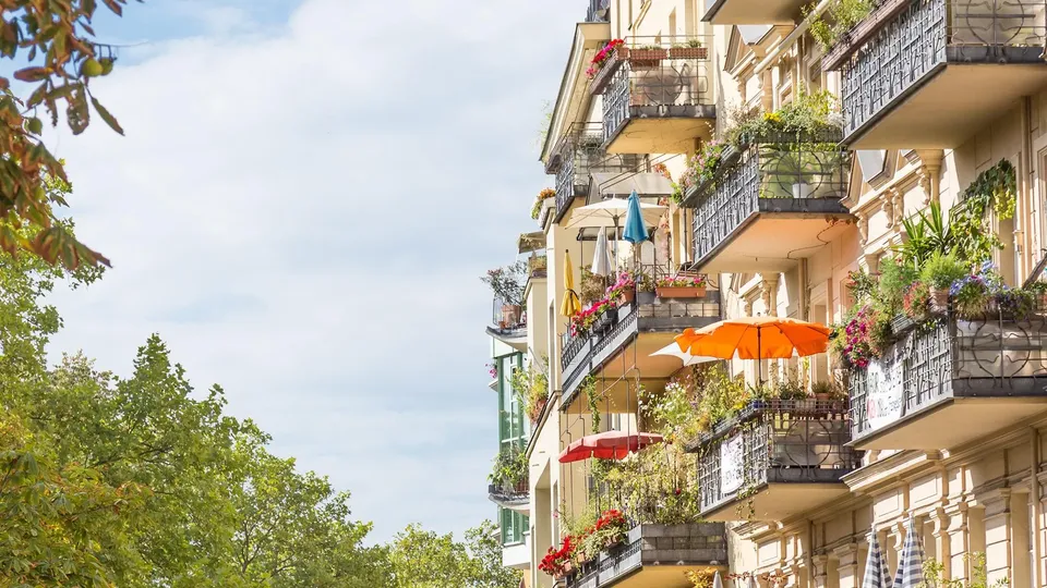 Wohnhaus mit bepflanzten Balkonen in Berlin-Kreuzberg