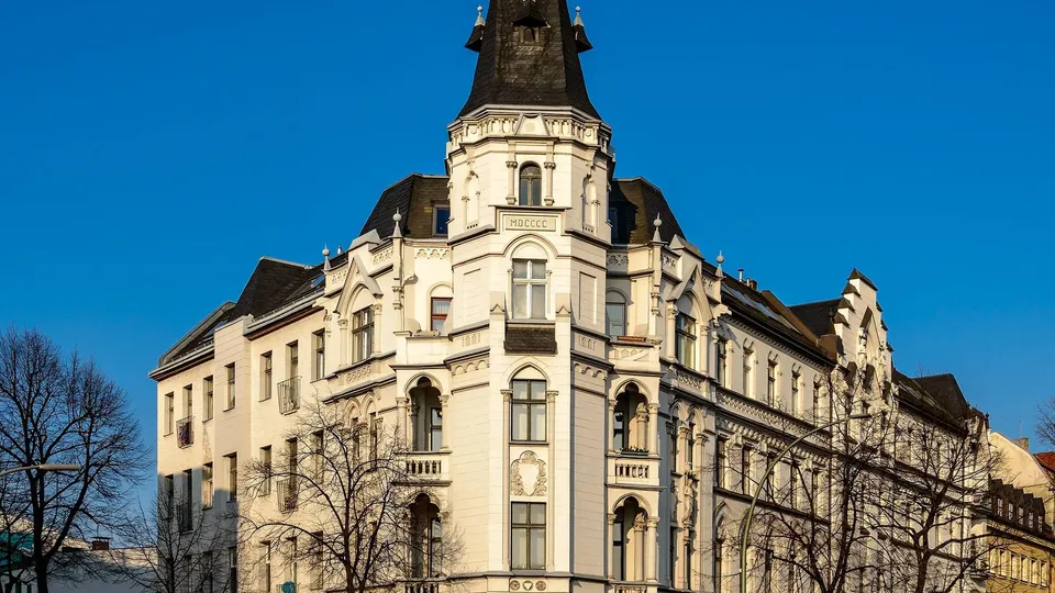 Verziertes Eckgebäude mit Turm in Berlin-Neukölln