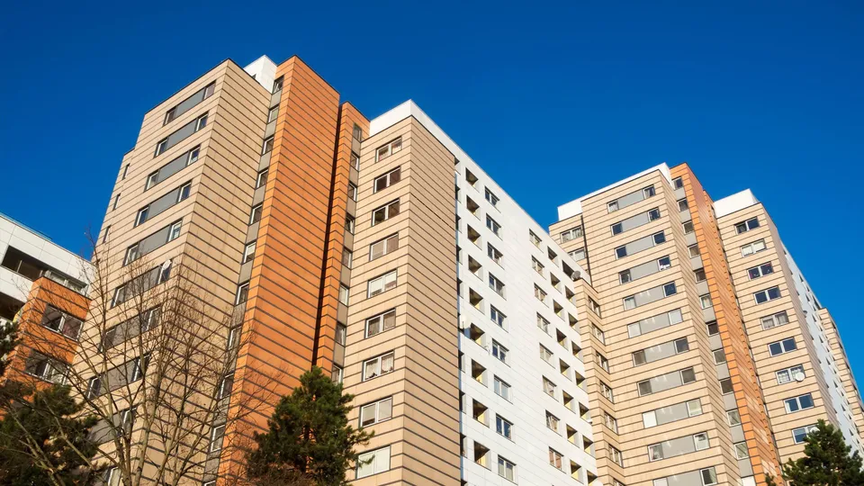 Wohnhochhäuser vor blauem Himmel in Berlin-Reinickendorf