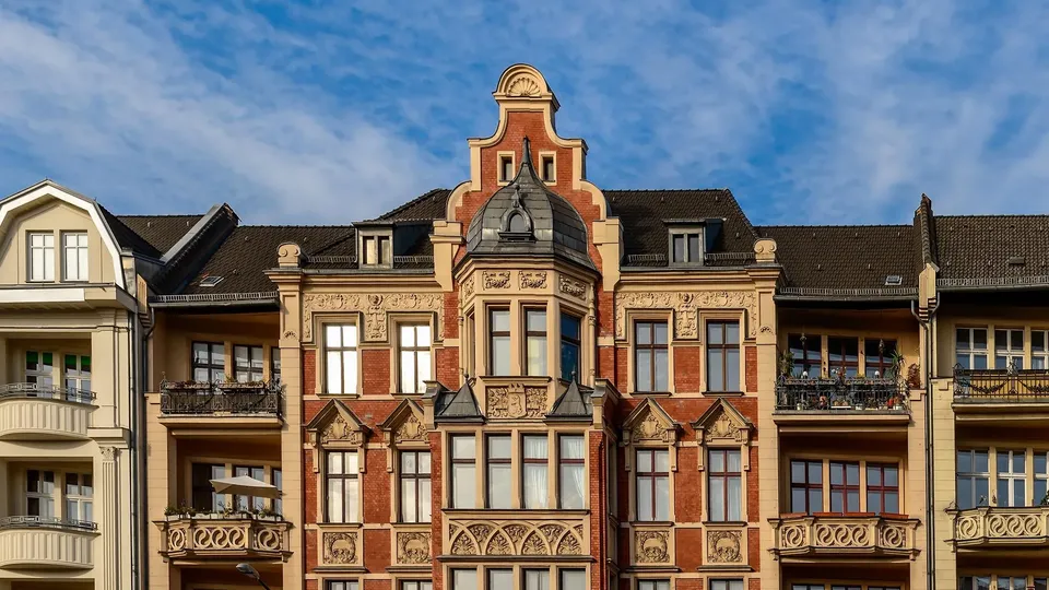Verzierte Altbaufassade in Berlin-Schöneberg