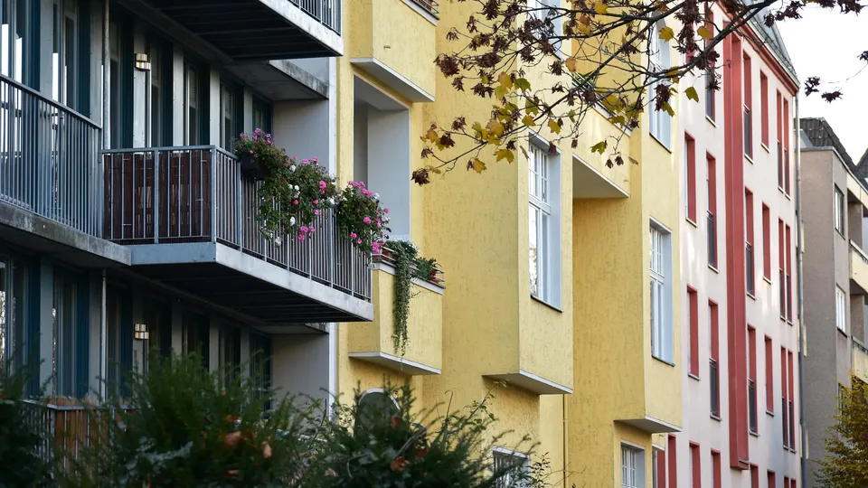 Bunte Wohnhäuser mit Balkonen in Berlin-Steglitz